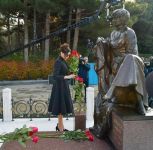 President Ilham Aliyev, First Lady Mehriban Aliyeva visit grave of national leader Heydar Aliyev (PHOTO)