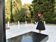 President Ilham Aliyev, First Lady Mehriban Aliyeva visit grave of national leader Heydar Aliyev (PHOTO)