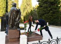 President Ilham Aliyev, First Lady Mehriban Aliyeva visit grave of national leader Heydar Aliyev (PHOTO)