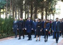 President Ilham Aliyev, First Lady Mehriban Aliyeva visit grave of national leader Heydar Aliyev (PHOTO)