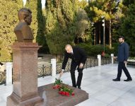 President Ilham Aliyev, First Lady Mehriban Aliyeva visit grave of national leader Heydar Aliyev (PHOTO)