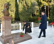 President Ilham Aliyev, First Lady Mehriban Aliyeva visit grave of national leader Heydar Aliyev (PHOTO)