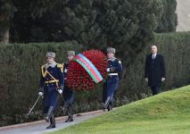 President Ilham Aliyev, First Lady Mehriban Aliyeva visit grave of national leader Heydar Aliyev (PHOTO)
