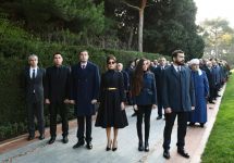 President Ilham Aliyev, First Lady Mehriban Aliyeva visit grave of national leader Heydar Aliyev (PHOTO)