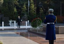 President Ilham Aliyev, First Lady Mehriban Aliyeva visit grave of national leader Heydar Aliyev (PHOTO)