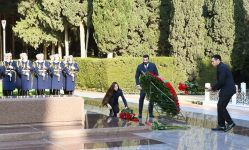 President Ilham Aliyev, First Lady Mehriban Aliyeva visit grave of national leader Heydar Aliyev (PHOTO)
