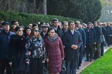 Azerbaijani public reveres memory of great leader Heydar Aliyev (PHOTO)