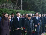Azerbaijani public reveres memory of great leader Heydar Aliyev (PHOTO)