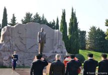 Azerbaijani public reveres memory of great leader Heydar Aliyev (PHOTO)
