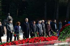 Azerbaijani public reveres memory of great leader Heydar Aliyev (PHOTO)