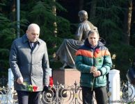 Azerbaijani public reveres memory of great leader Heydar Aliyev (PHOTO)