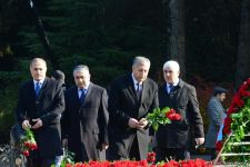Azerbaijani public reveres memory of great leader Heydar Aliyev (PHOTO)