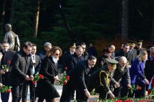Azerbaijani public reveres memory of great leader Heydar Aliyev (PHOTO)
