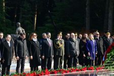 Azerbaijani public reveres memory of great leader Heydar Aliyev (PHOTO)