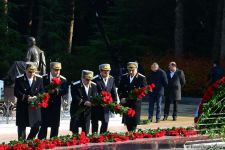 Azerbaijani public reveres memory of great leader Heydar Aliyev (PHOTO)