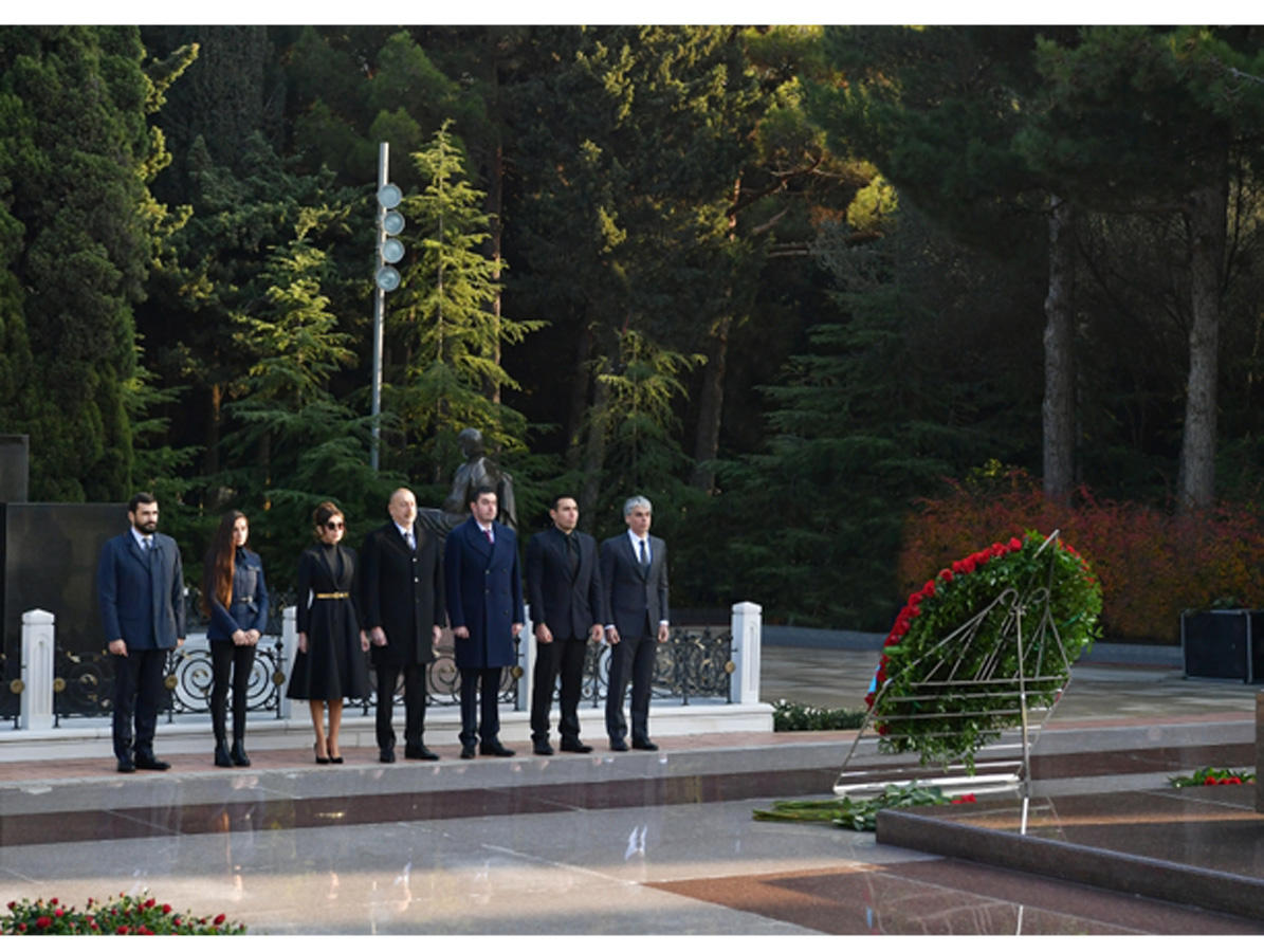 President Ilham Aliyev, First Lady Mehriban Aliyeva visit grave of national leader Heydar Aliyev (PHOTO)