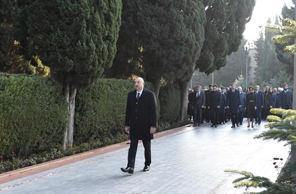 President Ilham Aliyev, First Lady Mehriban Aliyeva visit grave of national leader Heydar Aliyev (PHOTO)