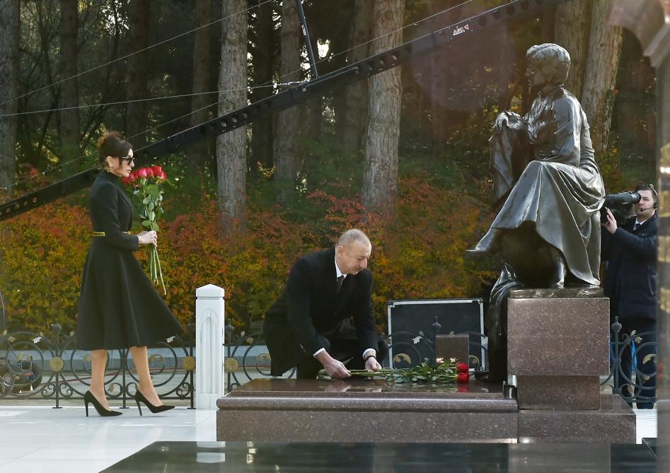 President Ilham Aliyev, First Lady Mehriban Aliyeva visit grave of national leader Heydar Aliyev (PHOTO)