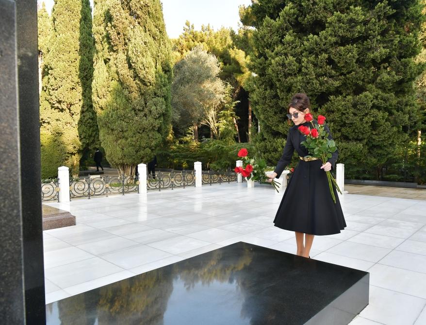President Ilham Aliyev, First Lady Mehriban Aliyeva visit grave of national leader Heydar Aliyev (PHOTO)