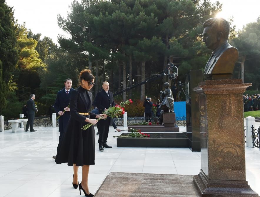 President Ilham Aliyev, First Lady Mehriban Aliyeva visit grave of national leader Heydar Aliyev (PHOTO)