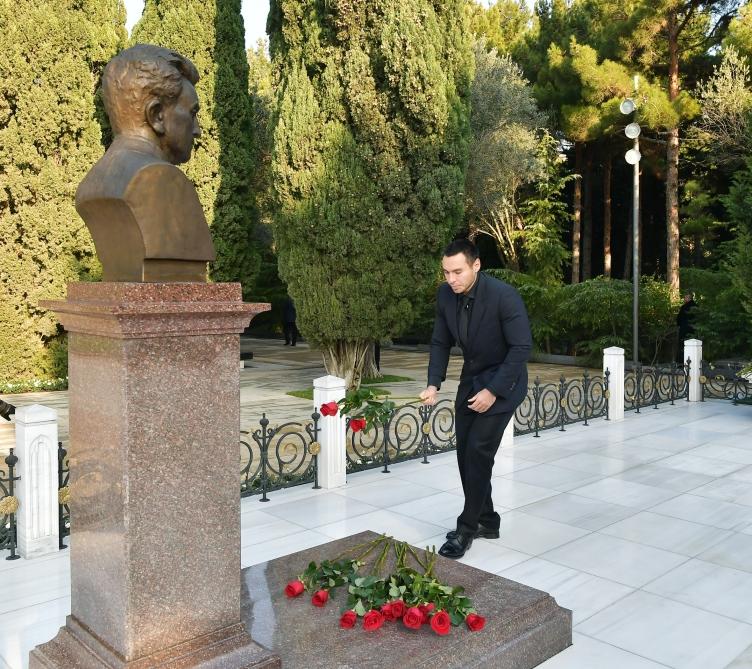President Ilham Aliyev, First Lady Mehriban Aliyeva visit grave of national leader Heydar Aliyev (PHOTO)