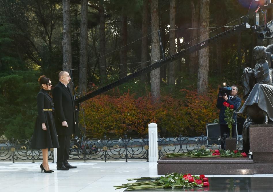 President Ilham Aliyev, First Lady Mehriban Aliyeva visit grave of national leader Heydar Aliyev (PHOTO)