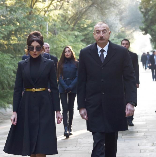 President Ilham Aliyev, First Lady Mehriban Aliyeva visit grave of national leader Heydar Aliyev (PHOTO)