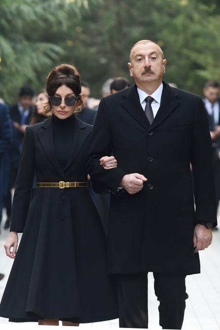 President Ilham Aliyev, First Lady Mehriban Aliyeva visit grave of national leader Heydar Aliyev (PHOTO)