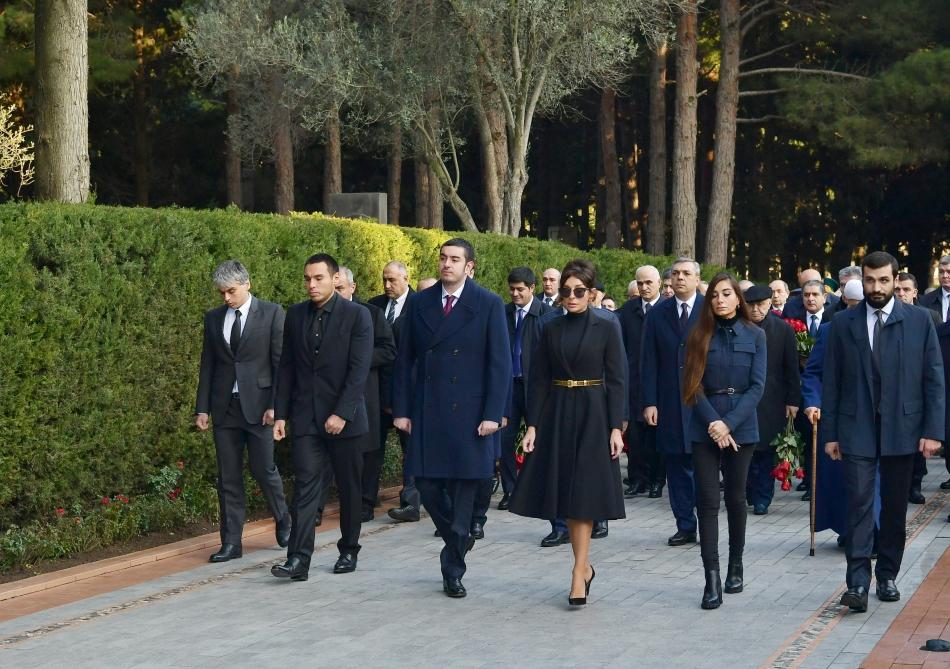 President Ilham Aliyev, First Lady Mehriban Aliyeva visit grave of national leader Heydar Aliyev (PHOTO)