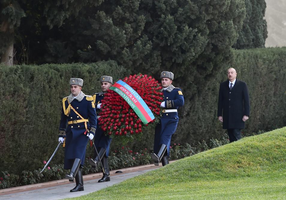 President Ilham Aliyev, First Lady Mehriban Aliyeva visit grave of national leader Heydar Aliyev (PHOTO)