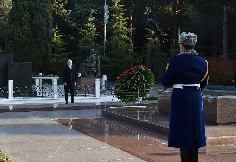 President Ilham Aliyev, First Lady Mehriban Aliyeva visit grave of national leader Heydar Aliyev (PHOTO)