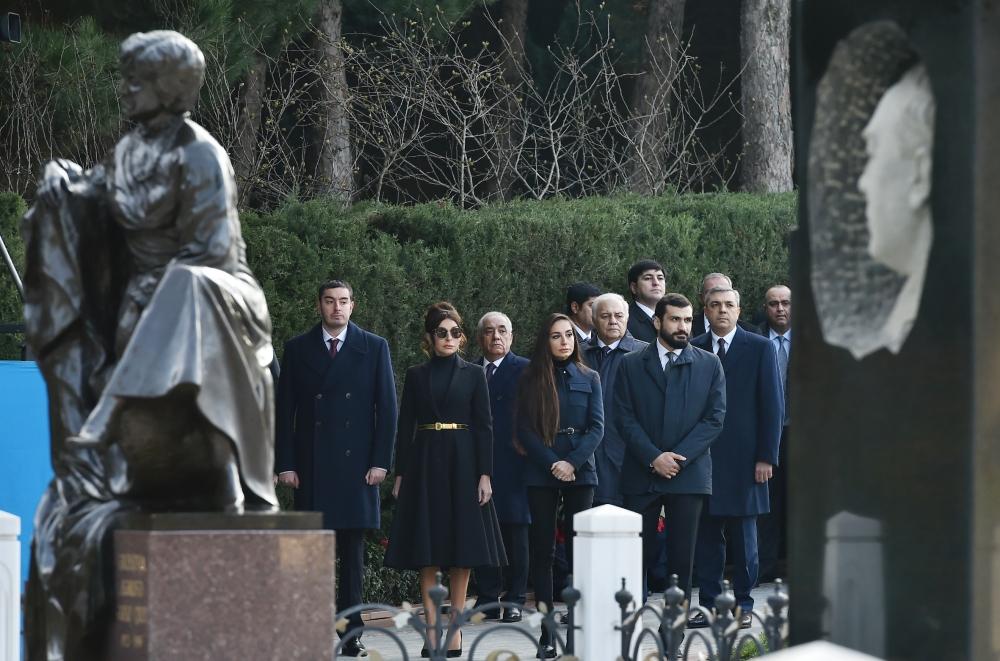 President Ilham Aliyev, First Lady Mehriban Aliyeva visit grave of national leader Heydar Aliyev (PHOTO)