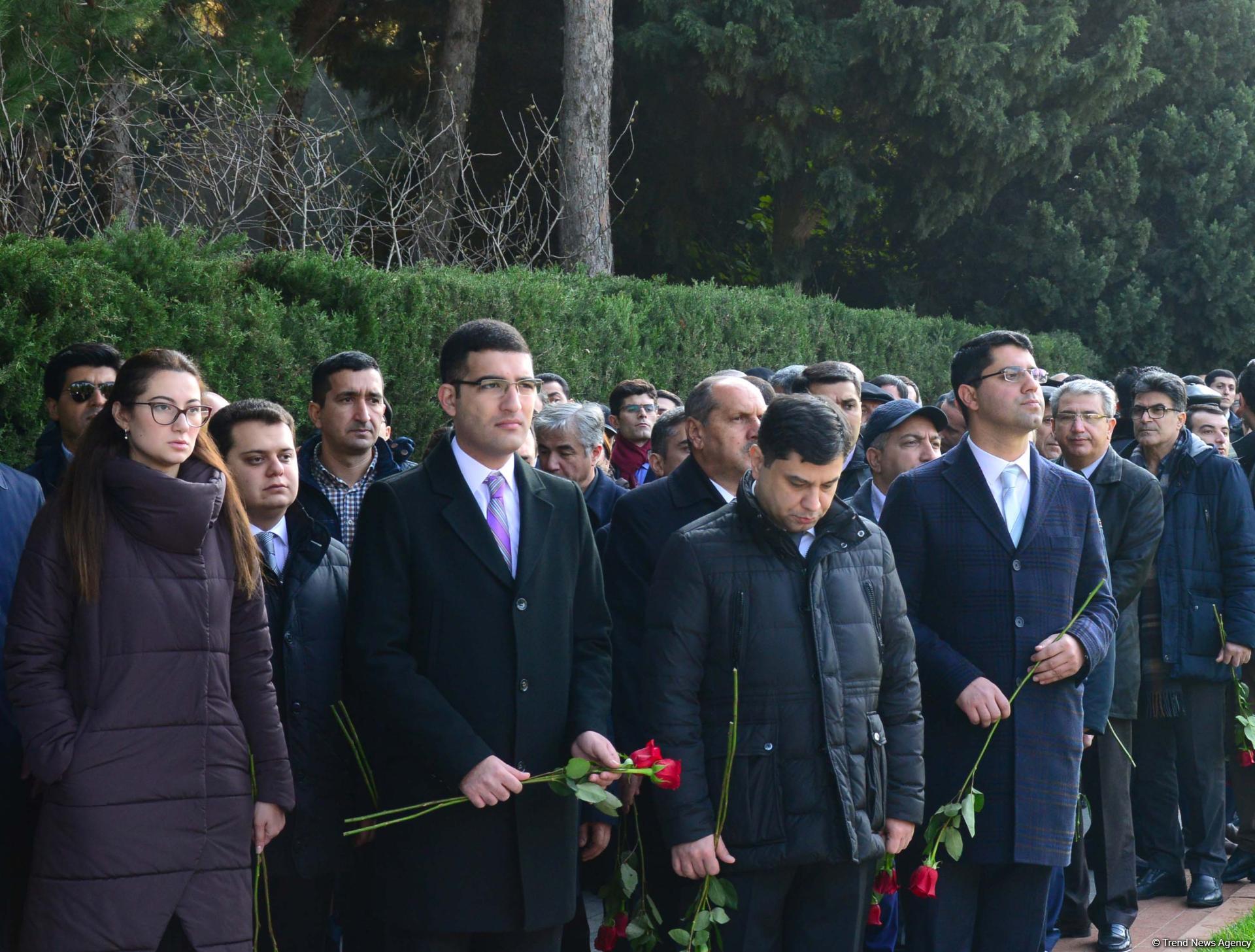 Azerbaijani public reveres memory of great leader Heydar Aliyev (PHOTO)