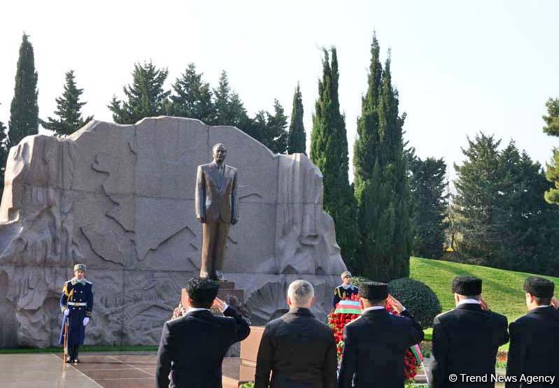 Azerbaijani public reveres memory of great leader Heydar Aliyev (PHOTO)