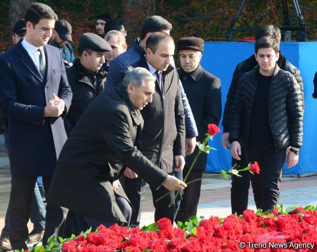 Azerbaijani public reveres memory of great leader Heydar Aliyev (PHOTO)