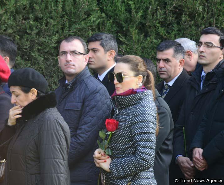 Azerbaijani public reveres memory of great leader Heydar Aliyev (PHOTO)