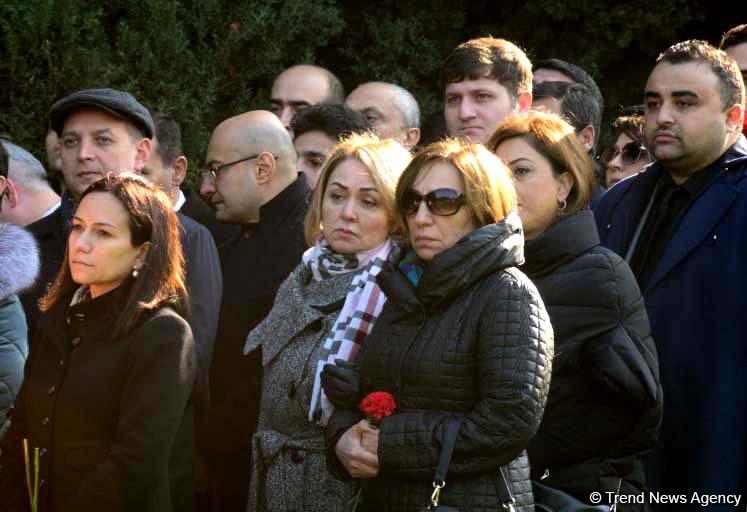 Azerbaijani public reveres memory of great leader Heydar Aliyev (PHOTO)
