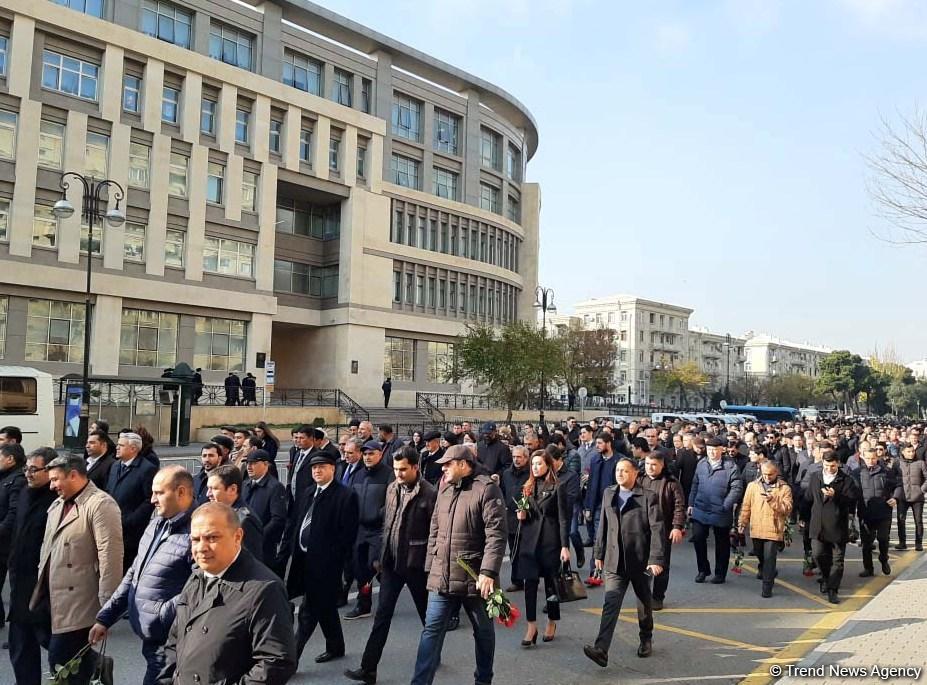 Azerbaijani public reveres memory of great leader Heydar Aliyev (PHOTO)