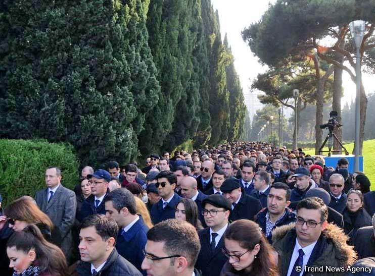 Azerbaijani public reveres memory of great leader Heydar Aliyev (PHOTO)