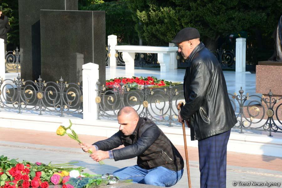 Azerbaijani public reveres memory of great leader Heydar Aliyev (PHOTO)