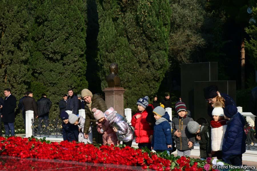 Azerbaijani public reveres memory of great leader Heydar Aliyev (PHOTO)