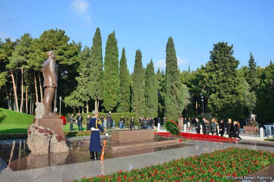 Azerbaijani public reveres memory of great leader Heydar Aliyev (PHOTO)