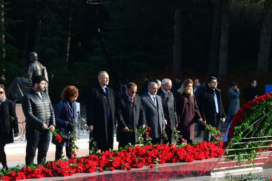 Azerbaijani public reveres memory of great leader Heydar Aliyev (PHOTO)