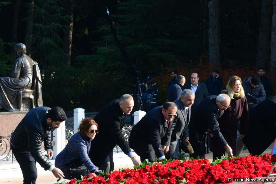 Azerbaijani public reveres memory of great leader Heydar Aliyev (PHOTO)