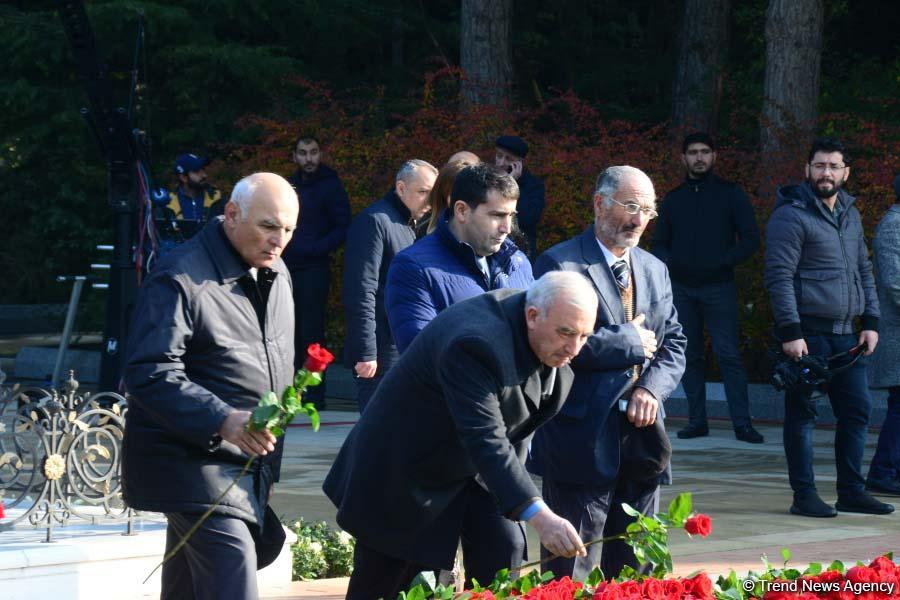 Azerbaijani public reveres memory of great leader Heydar Aliyev (PHOTO)