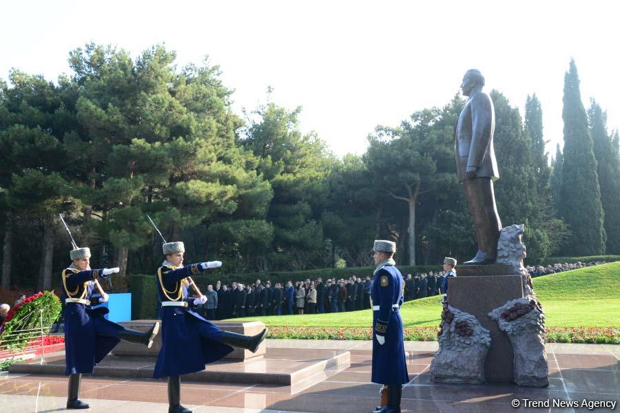 Azerbaijani public reveres memory of great leader Heydar Aliyev (PHOTO)