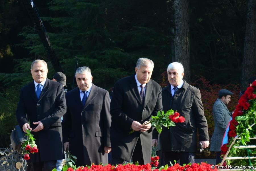 Azerbaijani public reveres memory of great leader Heydar Aliyev (PHOTO)