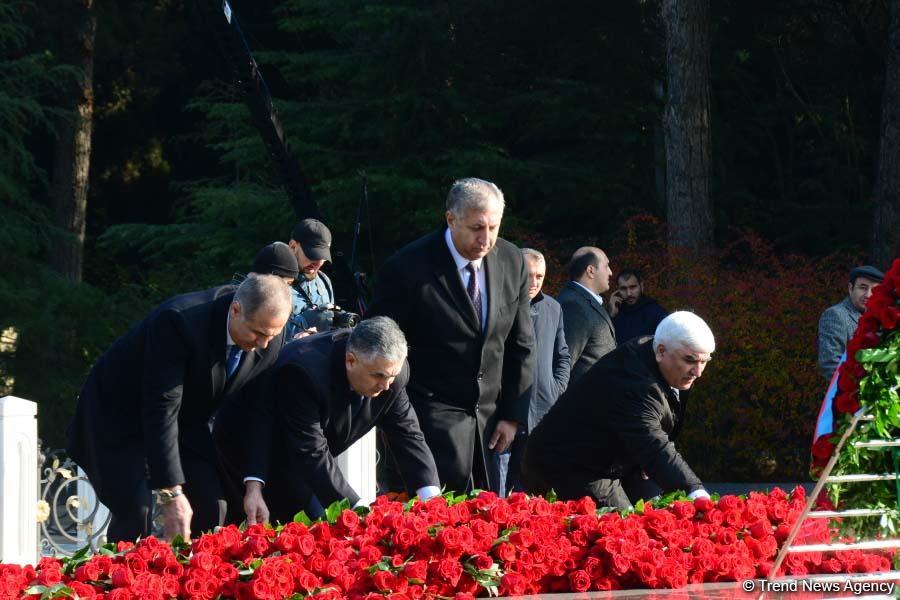 Azerbaijani public reveres memory of great leader Heydar Aliyev (PHOTO)