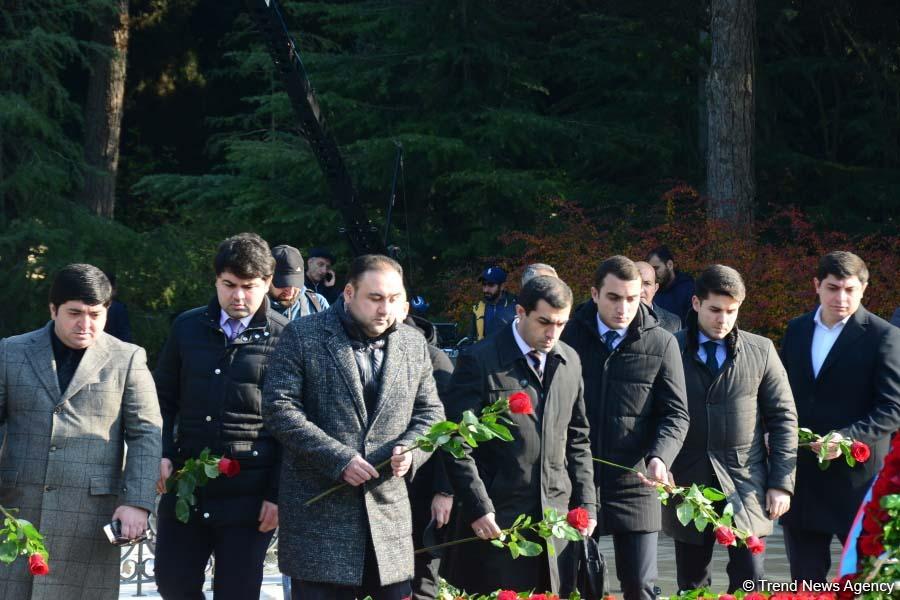 Azerbaijani public reveres memory of great leader Heydar Aliyev (PHOTO)