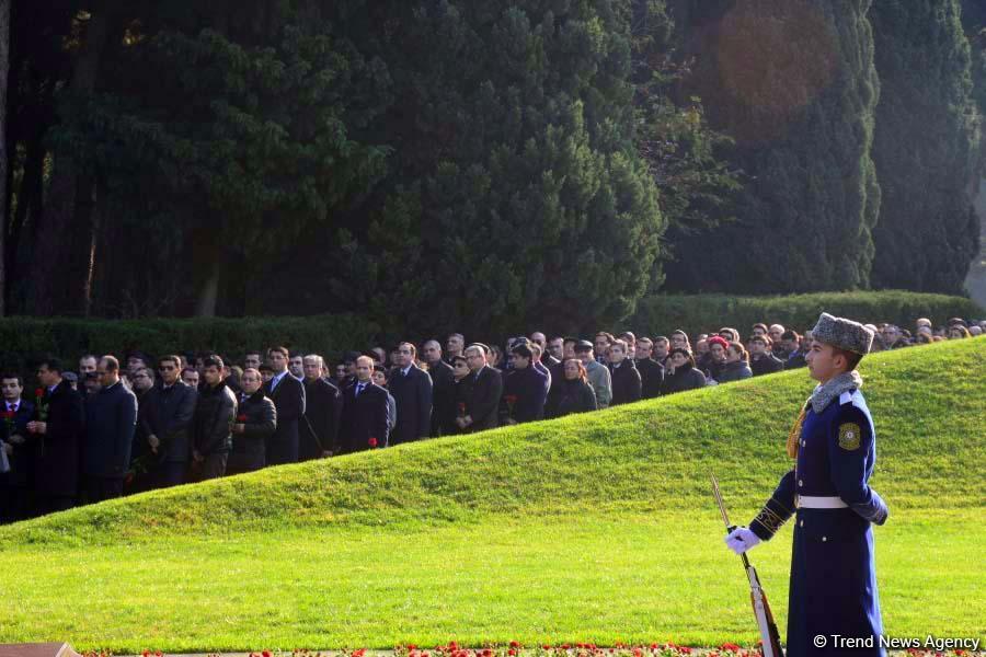 Azerbaijani public reveres memory of great leader Heydar Aliyev (PHOTO)